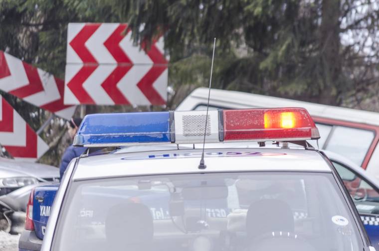 Részegen, lopott autóval balesetezett